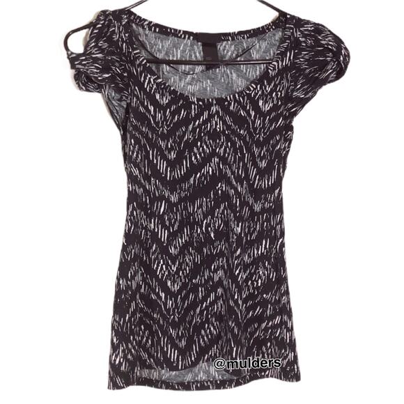 3/$15 🌻 H&M abstract patterned short sleeve abstract chevron shirt - Picture 1 of 6